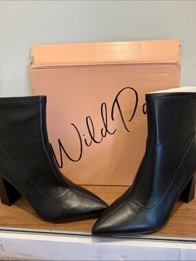 New Wild Pair Black Pointed Toe Block Heel Size 9